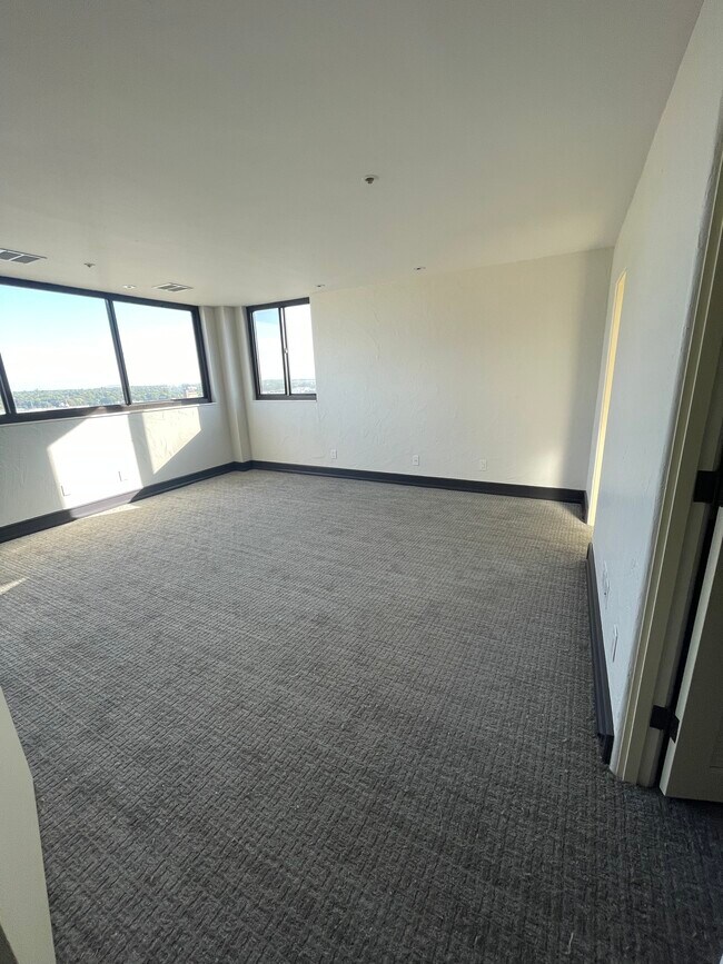 Building Photo - 350 S John Q Hammons Pky