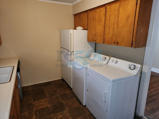 Building Photo - Great Find in Hillcrest! 2BR & 1 BA