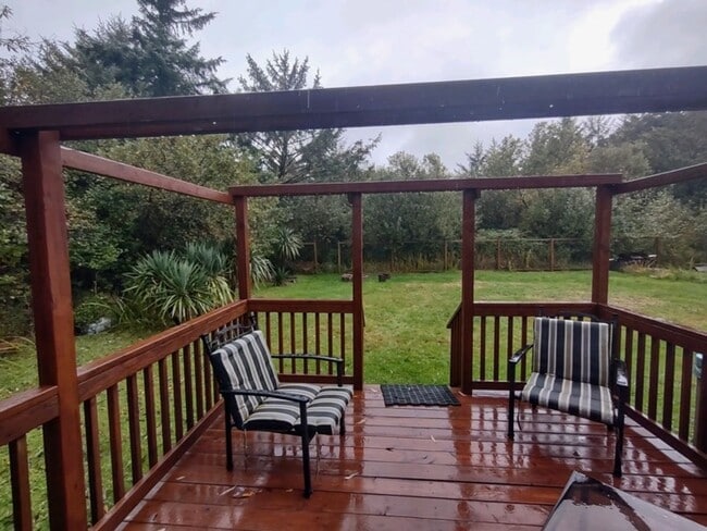 Building Photo - Located 1 block from Ocean Shores. 3bd 2ba & attached garage