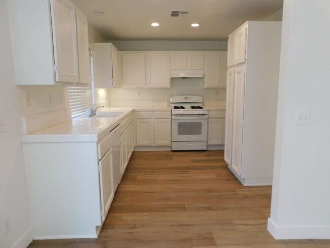 Building Photo - Beautiful 3 BD + Loft 2.5 BA Two Story SFR, close to The Marketplace!