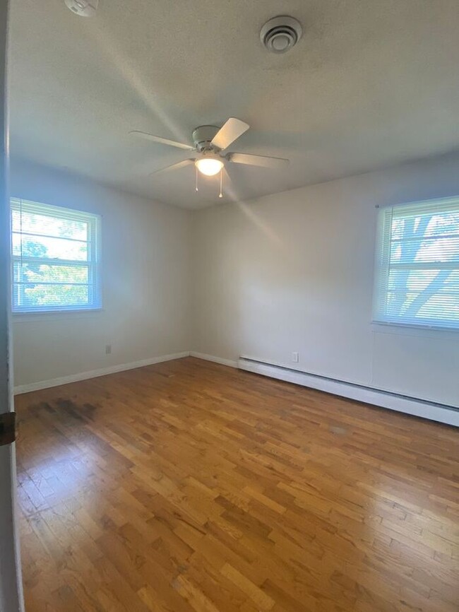 Building Photo - $2,100 | 4 Bedroom, 2 Bathroom Multi Floor...