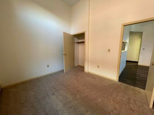 Building Photo - 521 Pine St