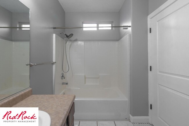 Building Photo - Lovely 2 Bedroom Condo. Pet Friendly!