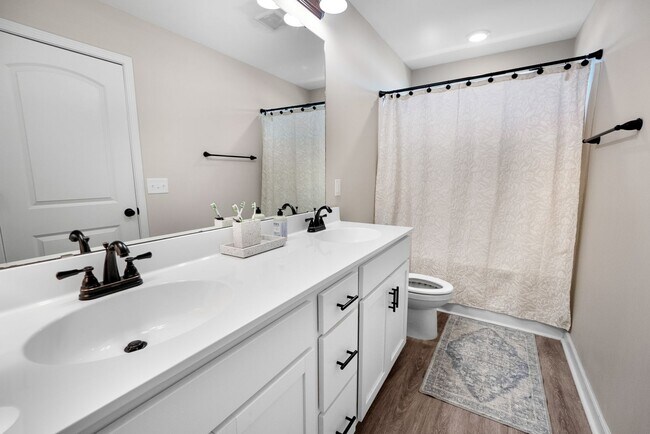 Building Photo - 2 Bed 2.5 Bath Townhome