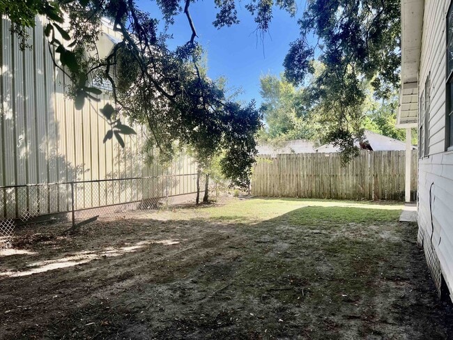 Building Photo - 452 Bernardo St