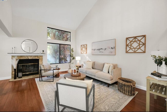 Building Photo - 316 Del Monte Way