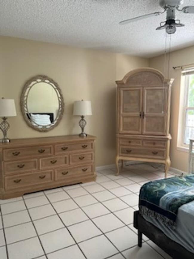 Building Photo - Large home on corner lot!