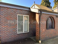 Building Photo - Vancouver Two Bedroom Duplex with Backyard