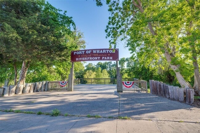 Building Photo - 313 Nicholas Rd