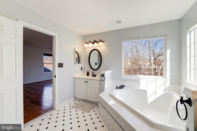 Building Photo - 43258 Meadowood Ct