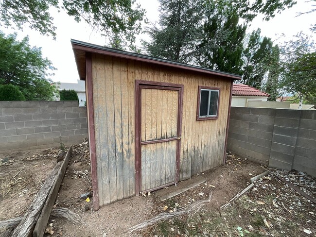 Building Photo - 3 Bedroom Home Available Near Academy Rd N...