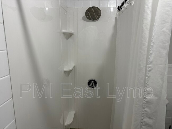 Building Photo - 292 Pequot Ave