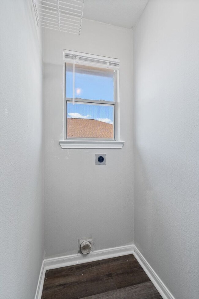 Building Photo - 3301 El Salido Pkwy