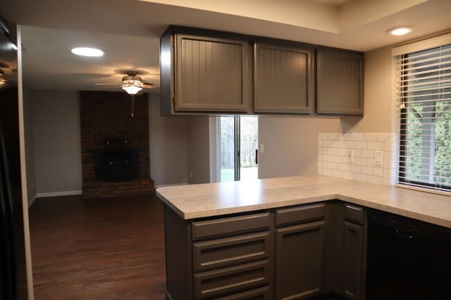 Building Photo - 10111 NE Tanglewood Dr