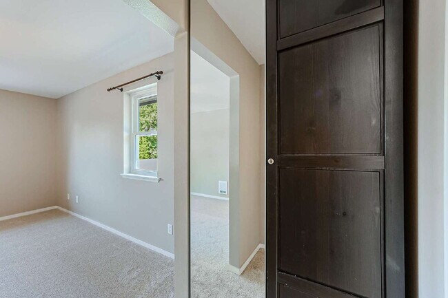 Building Photo - Fantastic location! 2 Bedrooms, 2 Bathroom...