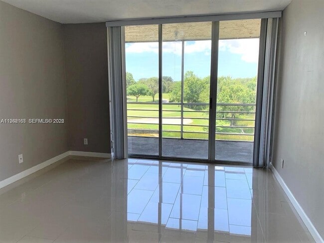 Building Photo - 9470 Live Oak Pl