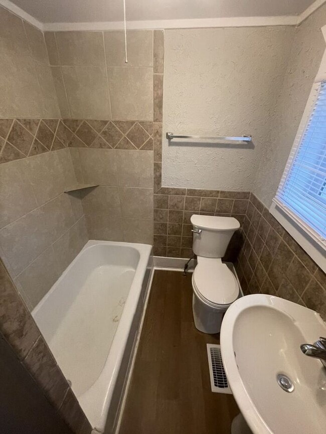 Building Photo - 1BD 1BA Duplex