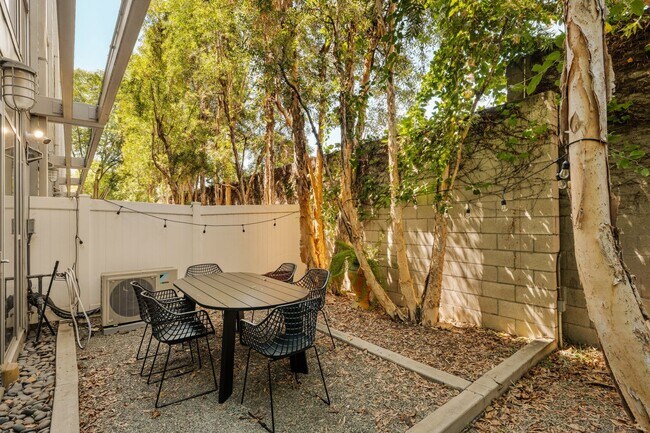 Building Photo - 3450 Cahuenga Blvd W