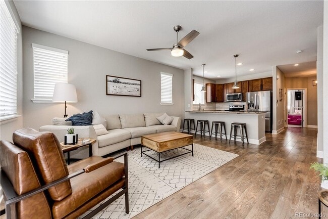 Building Photo - Lage & Beautiful 4 bedroom Townhome in Aurora