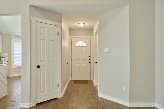 Building Photo - 12307 White River Dr