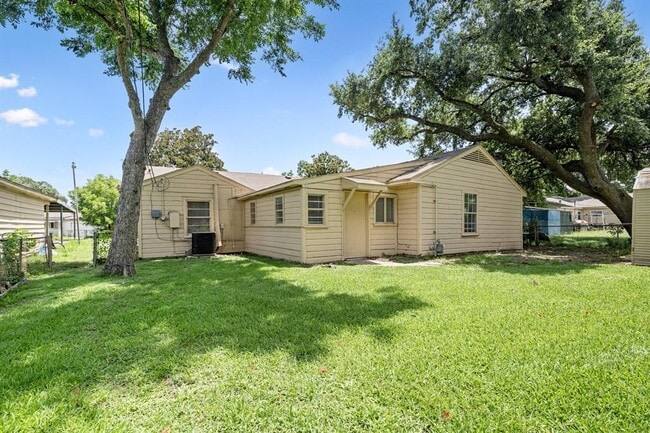 Building Photo - 5511 Shamrock St