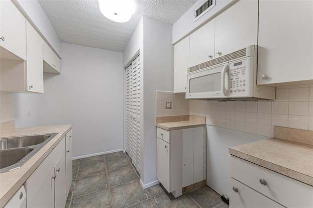 Building Photo - 5503 Pokeweed Ct