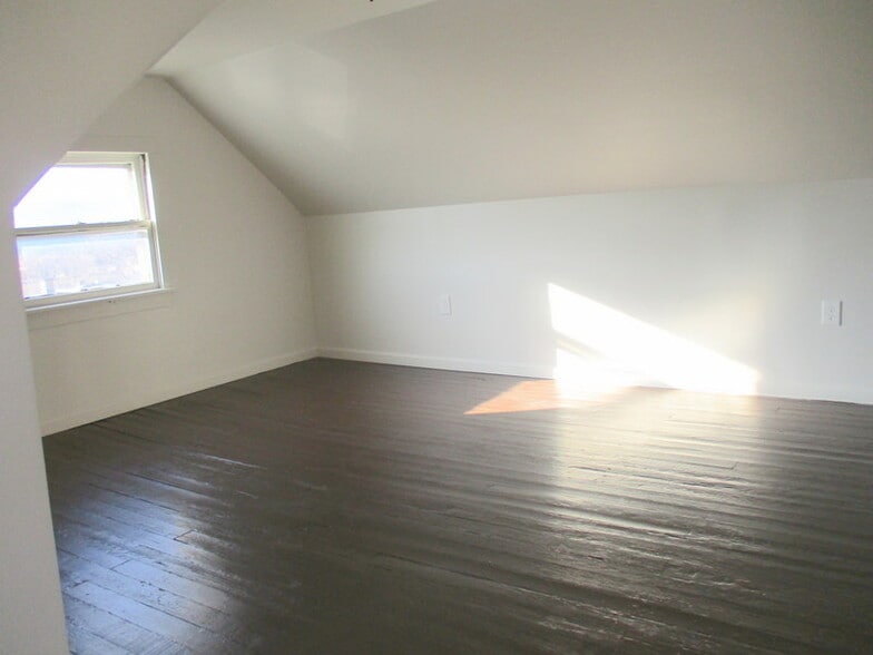 Building Photo - 924 Beaver Rd