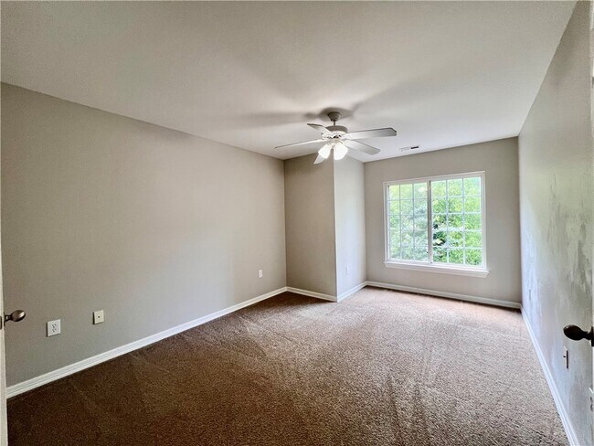 Building Photo - 564 S Pierremont Dr