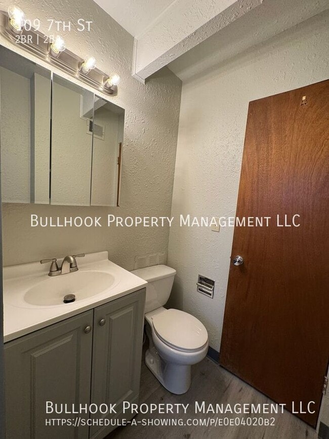 Building Photo - 109 7th St