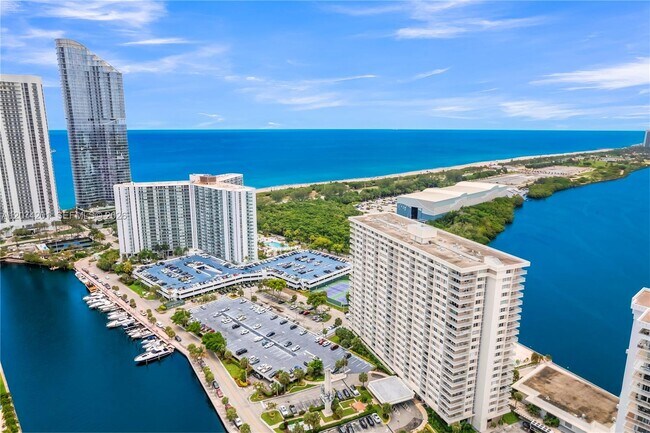 Building Photo - 300 Bayview Dr