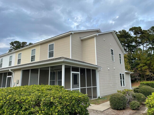 Building Photo - SPACIOUS 3bed/2.5bath TOWNHOME w/1st floor...