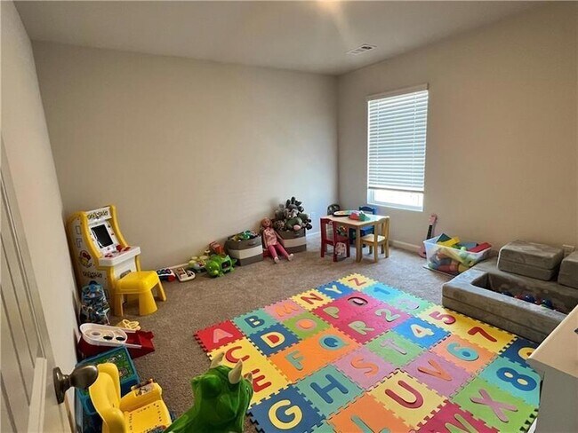 Building Photo - 167 Fernbrook Trl