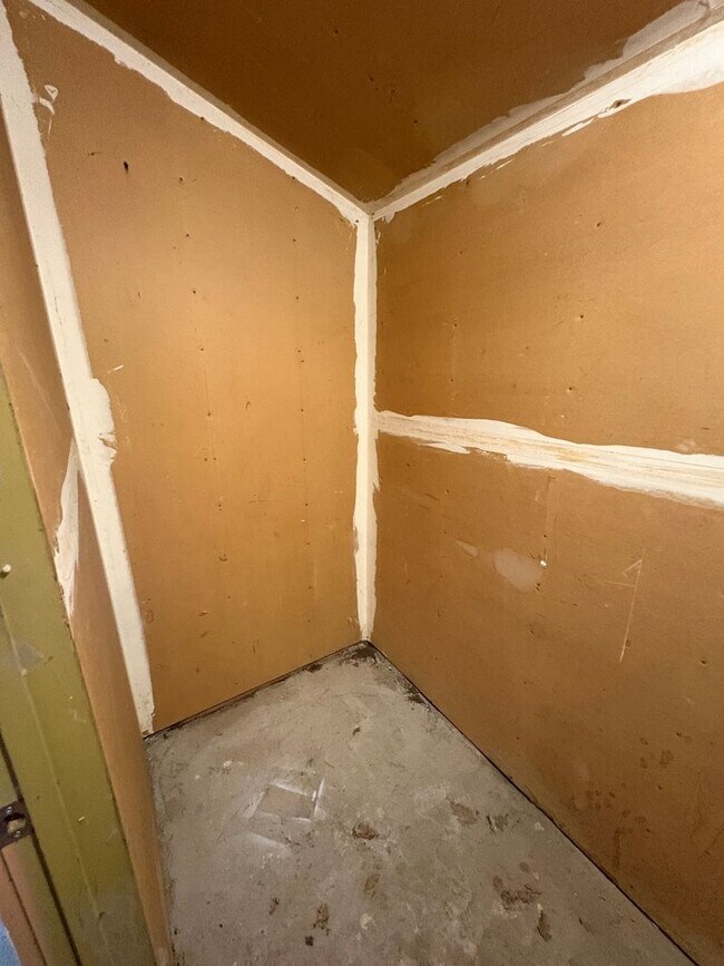 Building Photo - Upstairs Apartment Rent Ready!