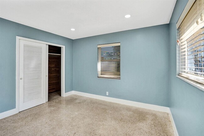 Building Photo - 820 SE 4th Ave