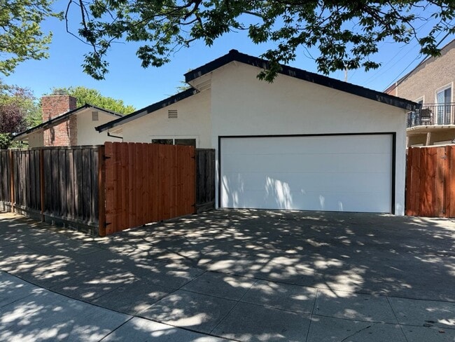Building Photo - 1694 Lyle Dr