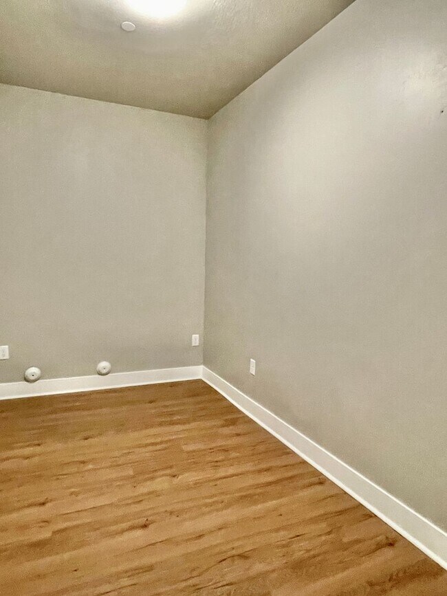 Building Photo - Space Efficient 1 Bedroom Condo