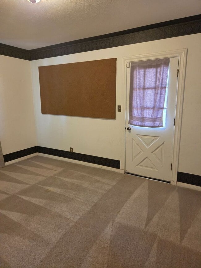 Building Photo - Large Three Bedroom Home