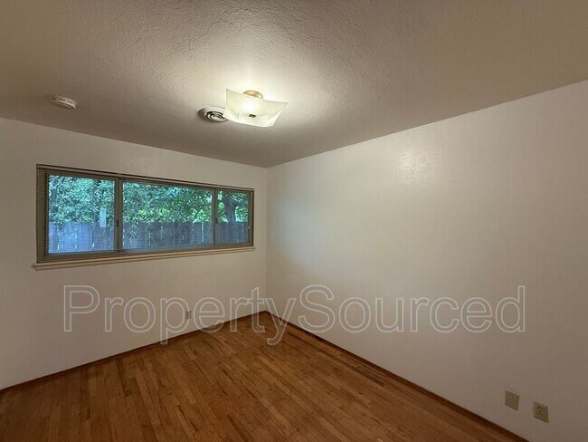 Building Photo - 1537 Maplewood Dr