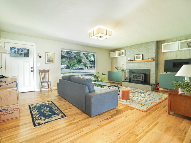 Building Photo - 1936 Crestview Dr