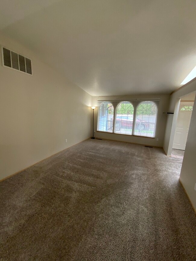 Building Photo - Tacoma duplex 2bdr 2bath duplex w/ 1 car garage!