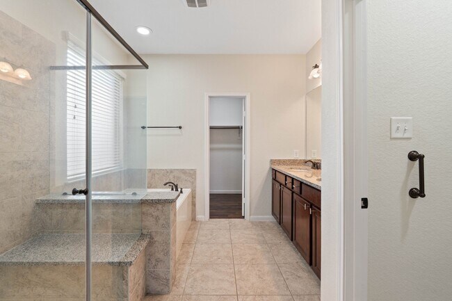 Building Photo - 208 Forest Peak Way