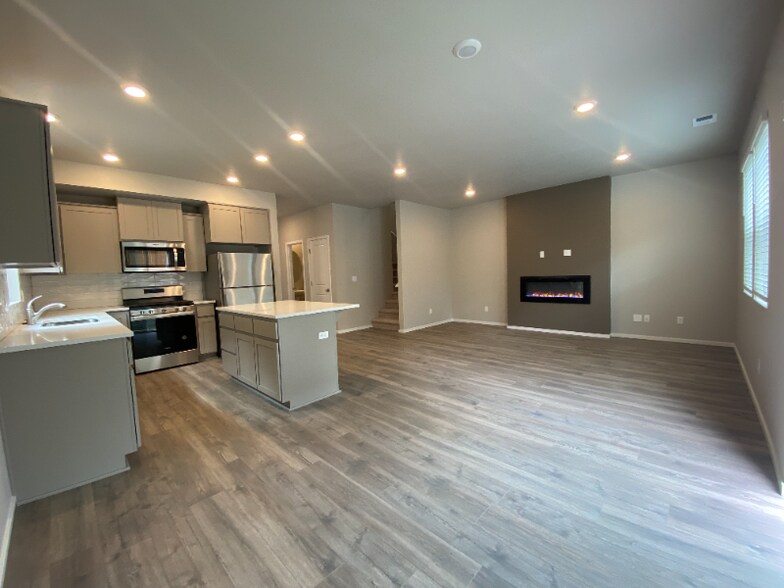Building Photo - 3550 SW Snowberry Ave