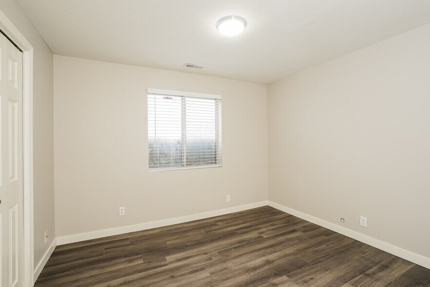 Building Photo - 5902 Woodview Dr