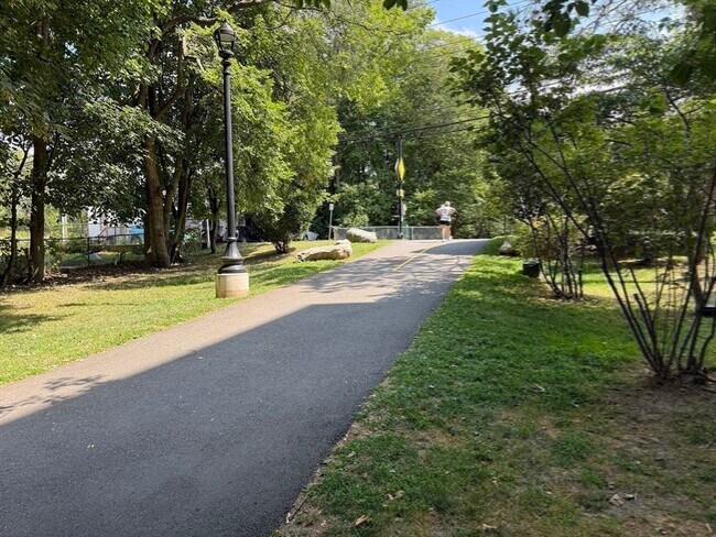 Building Photo - 32 Whites Ave