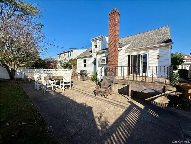 Building Photo - 518 W Olive St