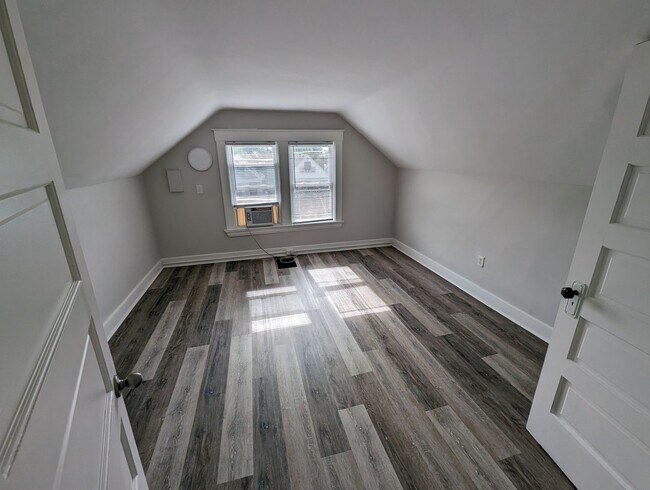 Building Photo - Beautiful Housing Convenient to Xavier Campus with Bonus Room
