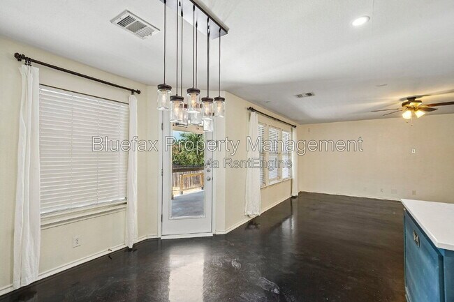 Building Photo - 315 Hollow Grove
