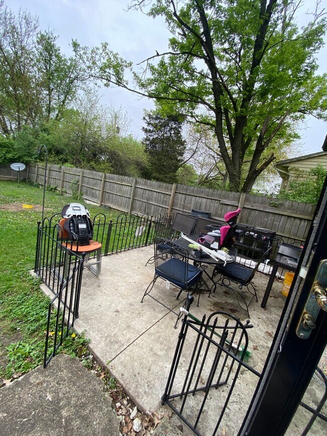 Building Photo - 3 Bedroom Single Family Home with giant ba...