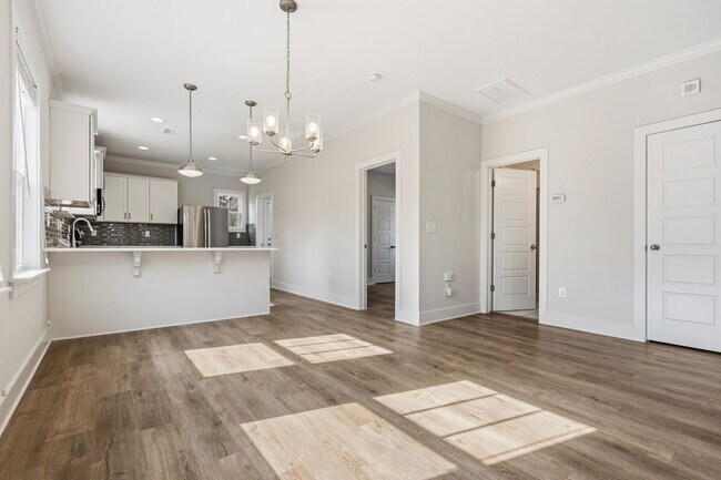 Building Photo - Gorgeous 4be/3ba With Fenced-In Backyard