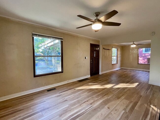 Building Photo - 2+ Bed / 1 Bath Charming House (with basement) in Sellwood